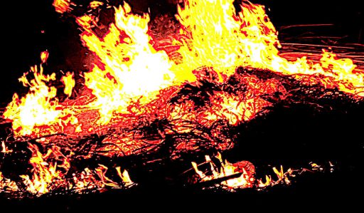 Eveil de la conscience et éveil au civisme représentés par des flammes brûlantes