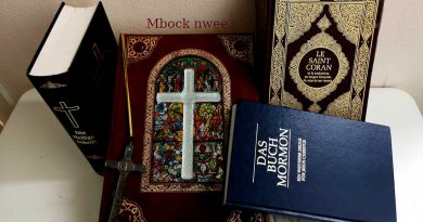Image qui renvoie à Dieu juge, bon, ou méchant. Livres saints empilés pour présentation
